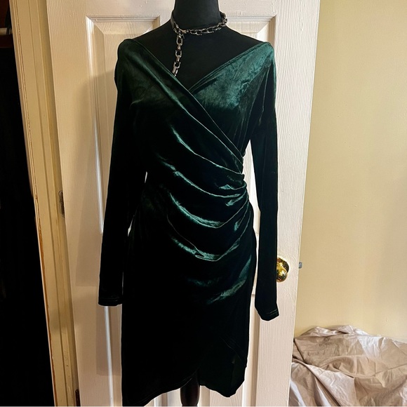 Women’s HuHot Emerald Green Velvet Long Sleeve Ruched Coquette Vixen Midi Dress - Picture 1 of 10